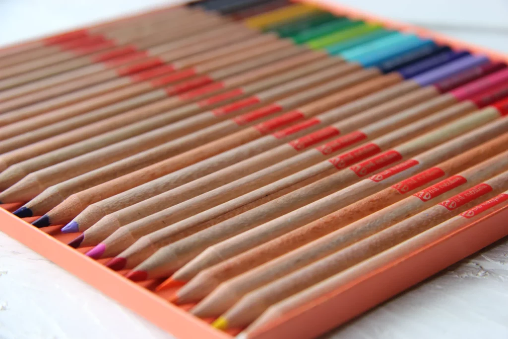 Crayons de couleur alignés, gamme Talens Art Creation — Royal Talens