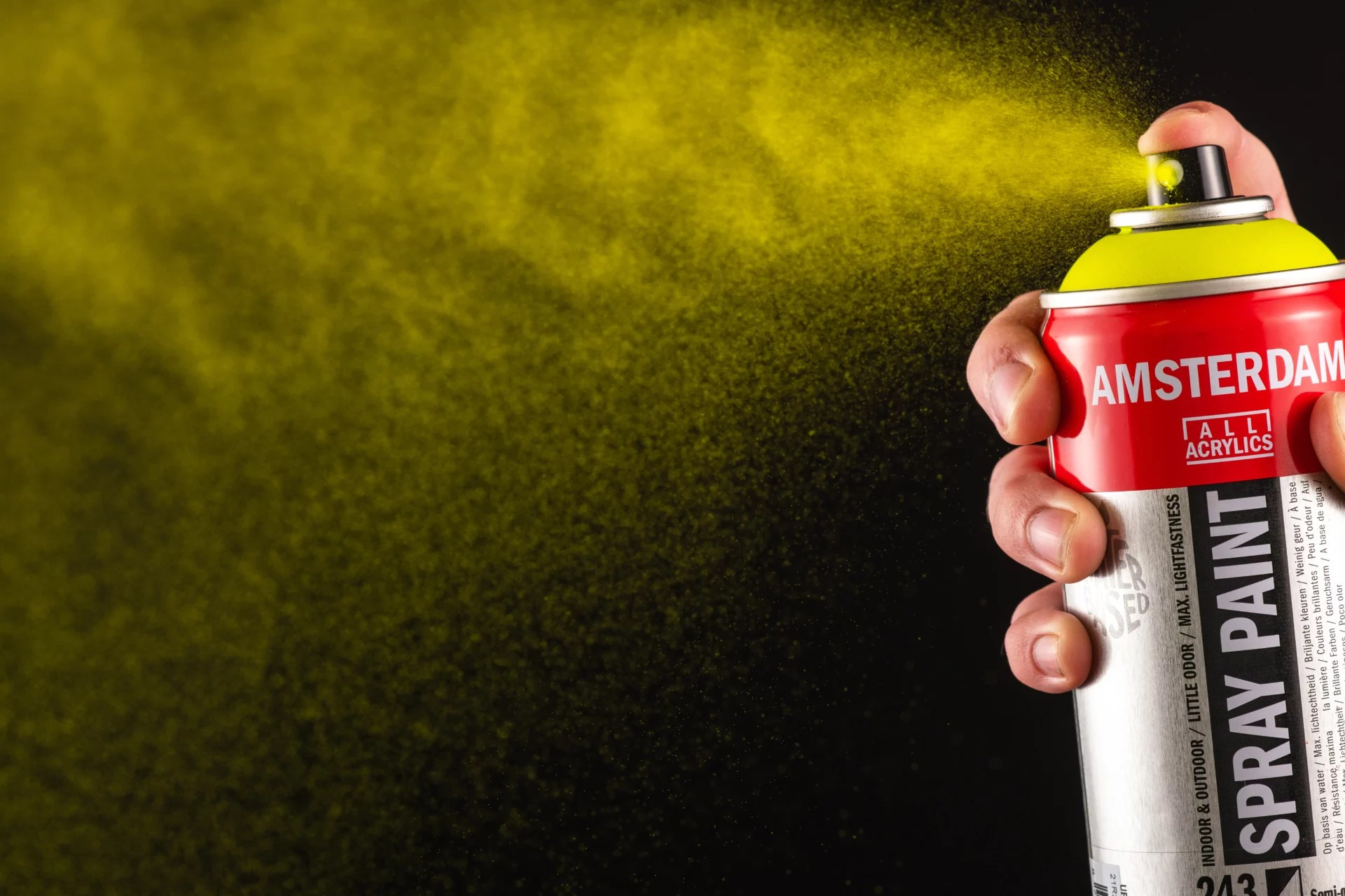 Nuage de peinture jaune projeté par une bombe Amsterdam Spray Paint — Royal Talens