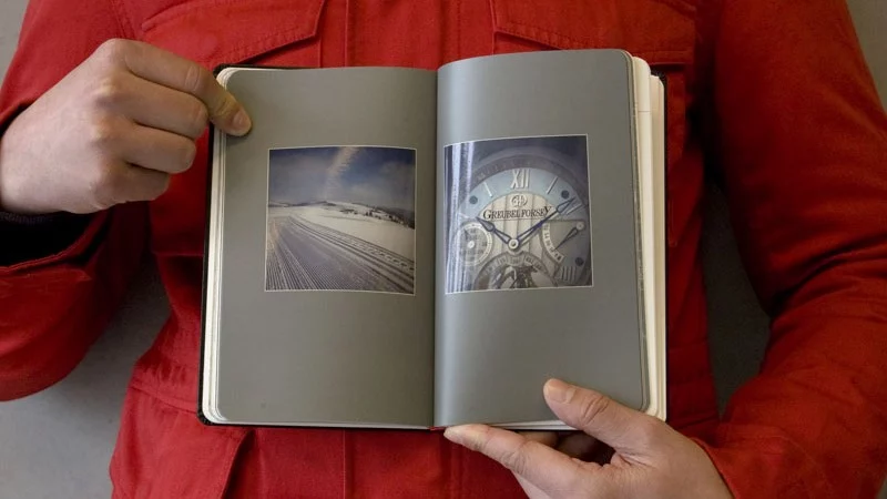 Catalogue Greubel Forsey au format carnet, ouvert sur deux photographies