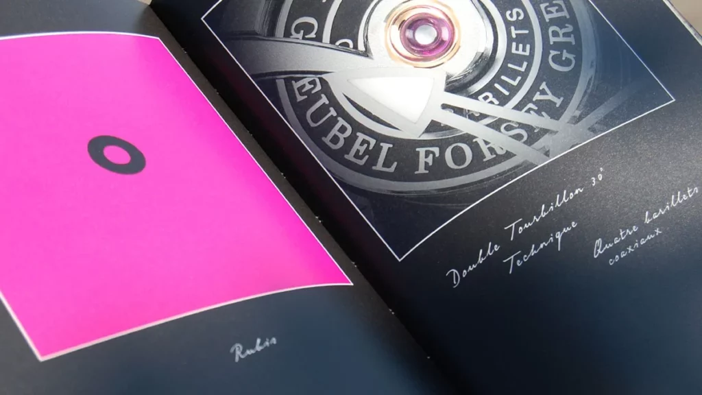 Double page avec un aplat rose fluo et un mouvement